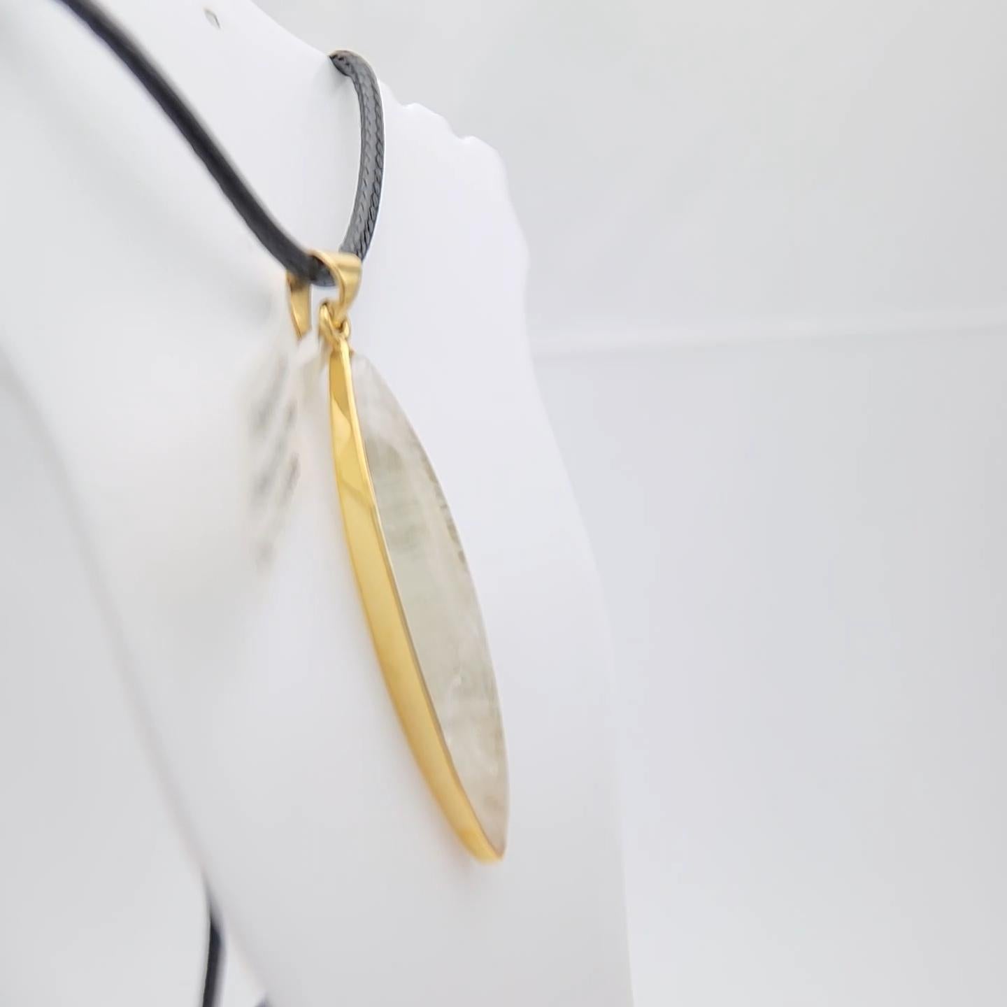 Ciondolo di pietra lunare naturale placcato in argento sterling  con oro giallo In condizioni Nuovo in vendita a Brooklyn, NY