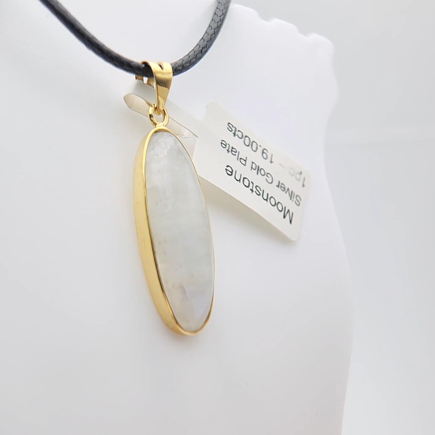 Ciondolo di pietra lunare naturale placcato in argento sterling  con oro giallo In condizioni Nuovo in vendita a Brooklyn, NY
