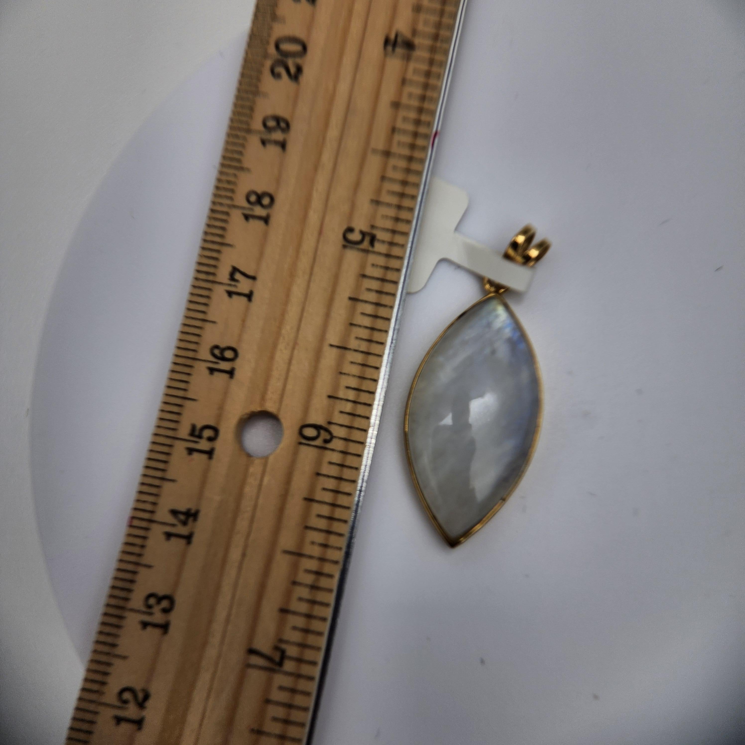 Ciondolo di pietra lunare naturale placcato in argento sterling  con oro giallo In condizioni Nuovo in vendita a Brooklyn, NY
