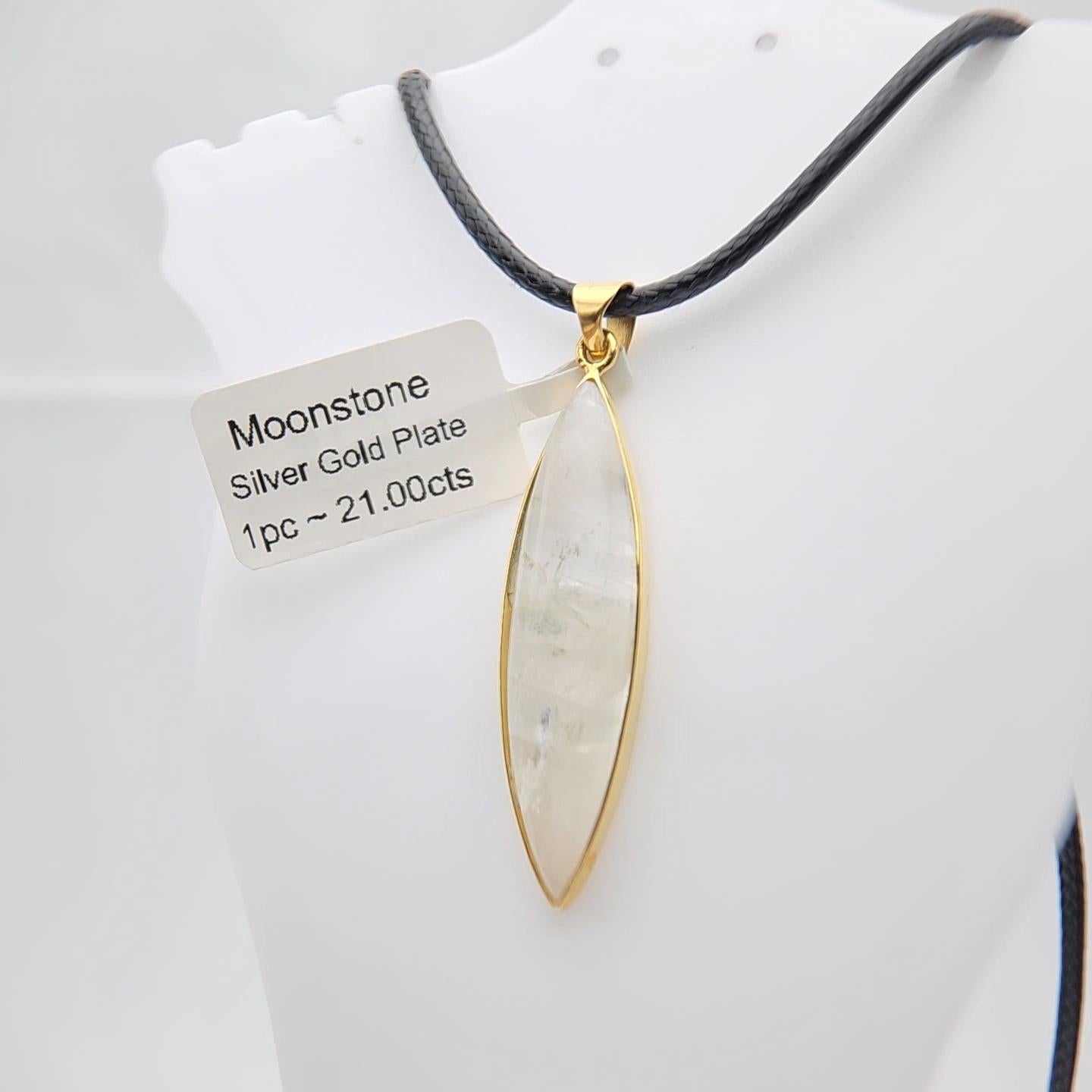 Ciondolo di pietra lunare naturale placcato in argento sterling  con oro giallo in vendita 1
