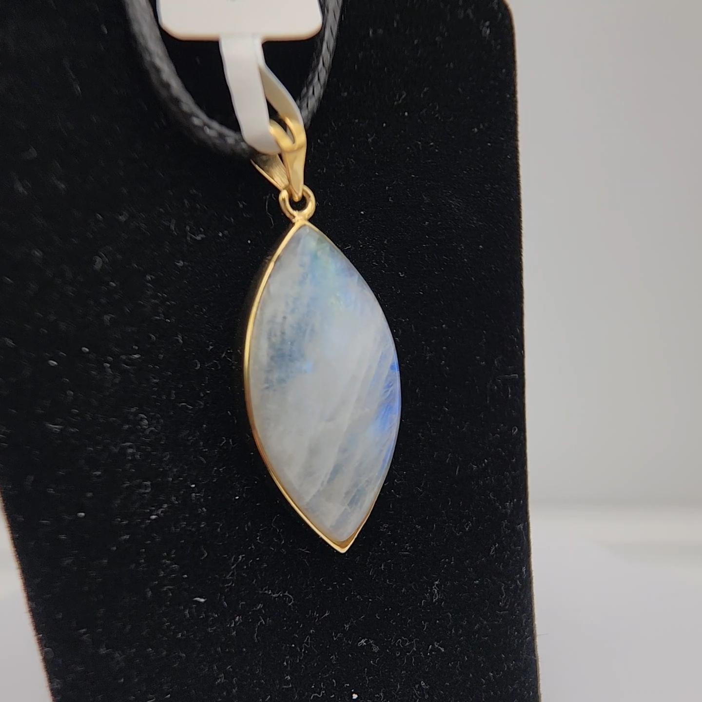 Ciondolo di pietra lunare naturale placcato in argento sterling  con oro giallo in vendita 1