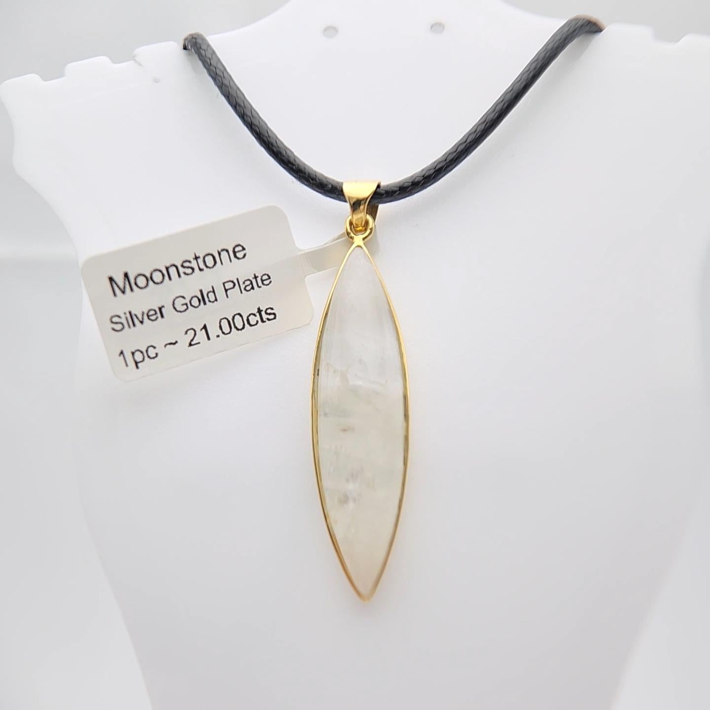 Ciondolo di pietra lunare naturale placcato in argento sterling  con oro giallo in vendita 2