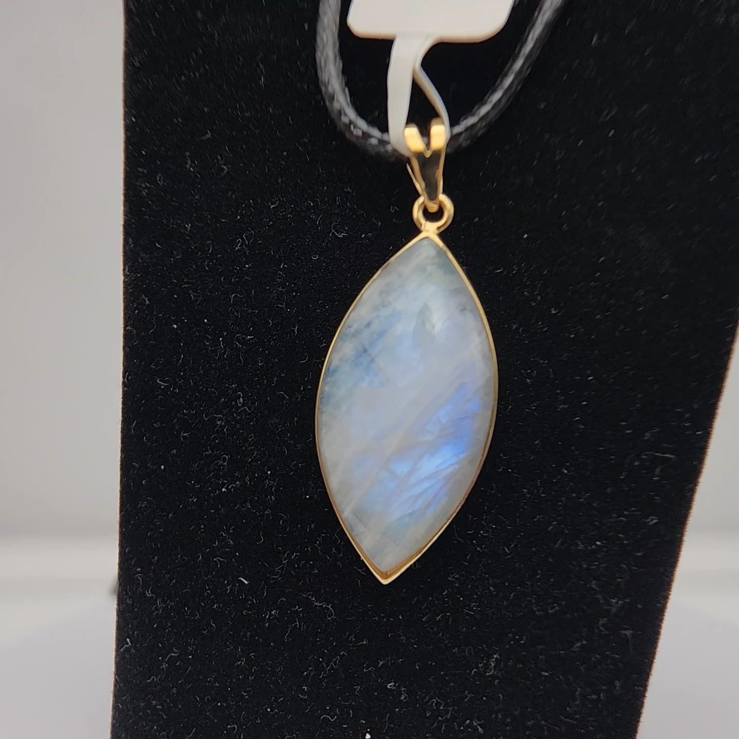 Ciondolo di pietra lunare naturale placcato in argento sterling  con oro giallo in vendita 2