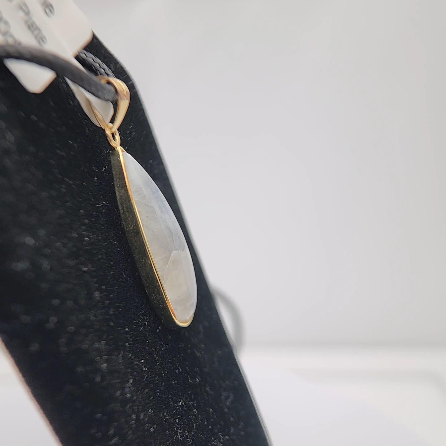 Ciondolo di pietra lunare naturale placcato in argento sterling  con oro giallo in vendita 2