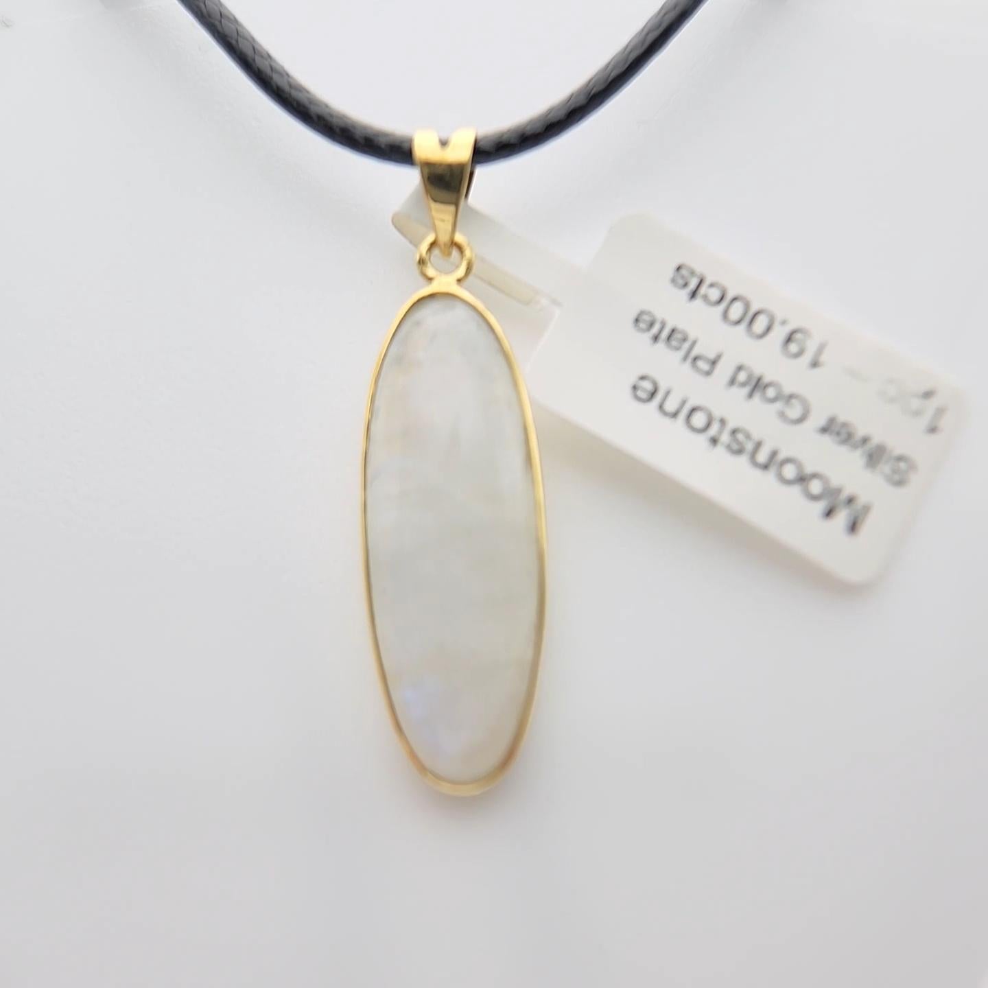 Ciondolo di pietra lunare naturale placcato in argento sterling  con oro giallo in vendita 3