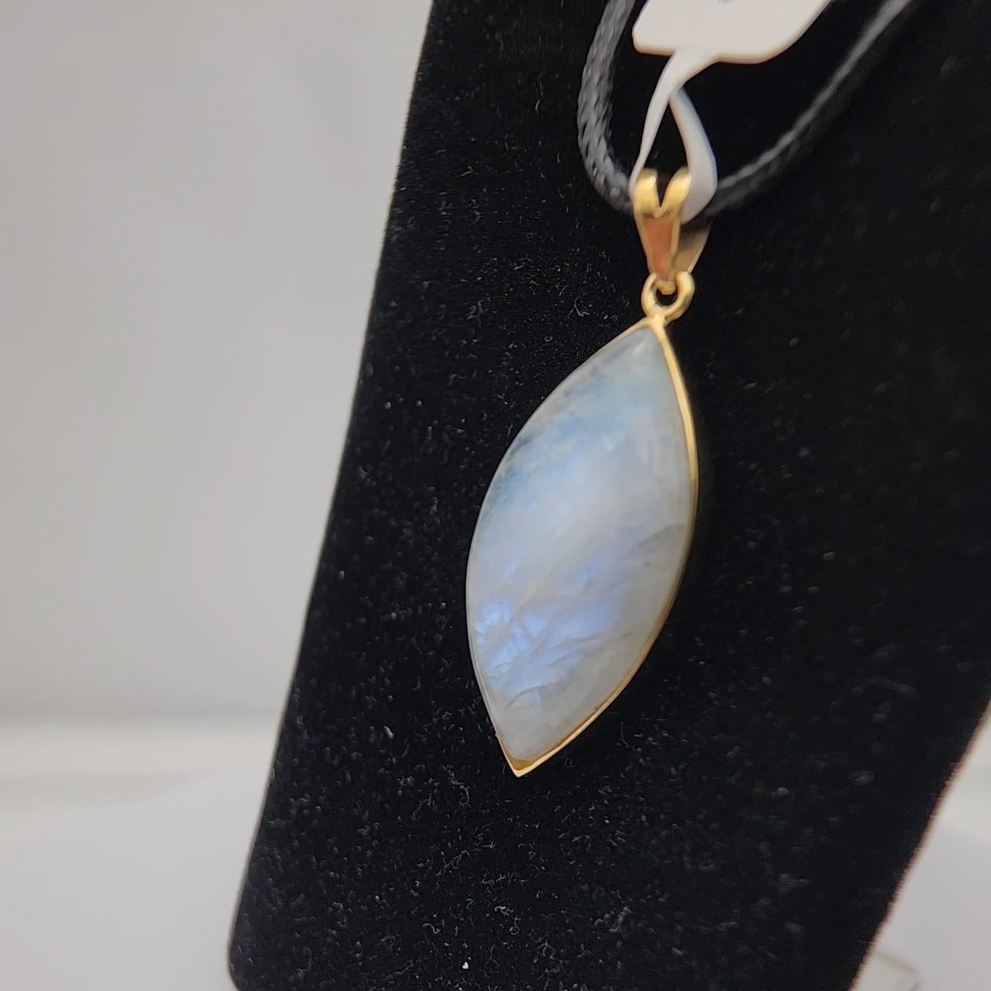 Ciondolo di pietra lunare naturale placcato in argento sterling  con oro giallo in vendita 3