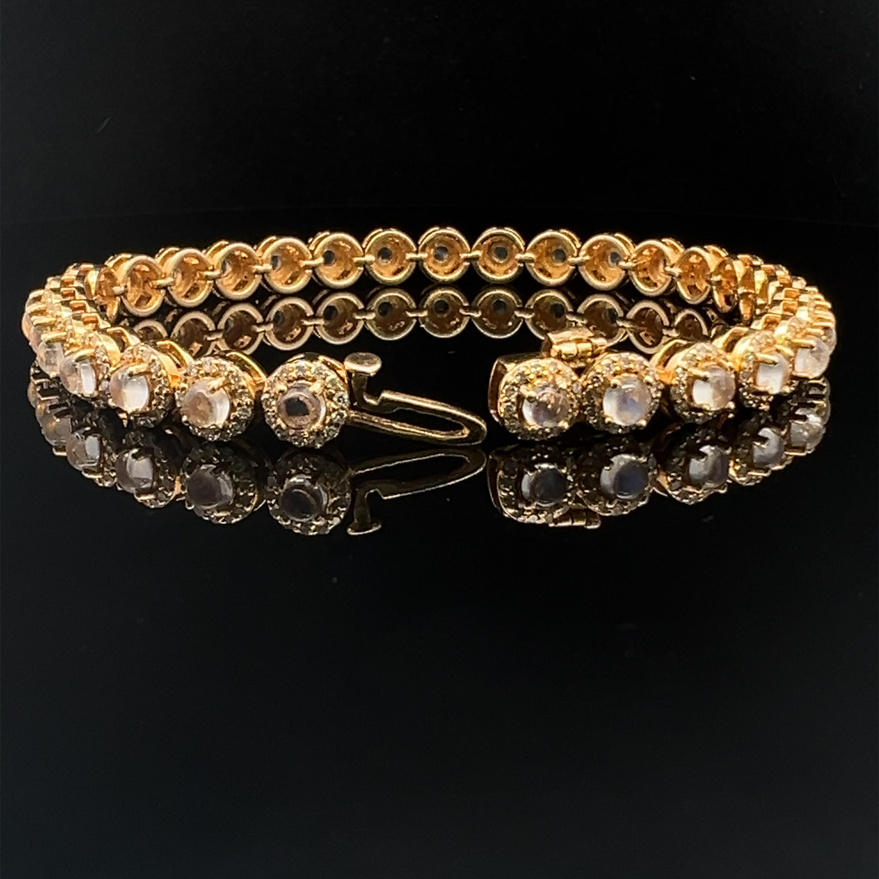 Natural moonstone and diamond bracelet with gold In New Condition For Sale In New York, NY