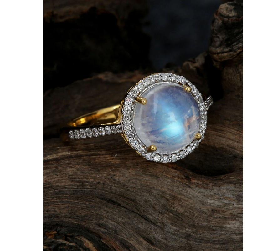 Questo anello è realizzato in oro giallo 14K con un diamante lunare arcobaleno incastonato. Il diamante di pietra di luna è di un bellissimo colore azzurro e ha una lucentezza da arcobaleno. Sarebbe un'aggiunta perfetta a qualsiasi collezione di
