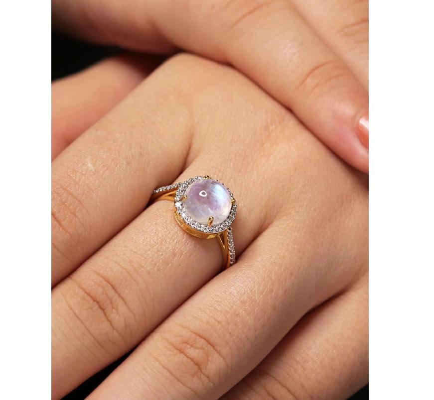 Anello con pietra di luna naturale e diamanti in oro 18 carati In condizioni Nuovo in vendita a jaipur, IN