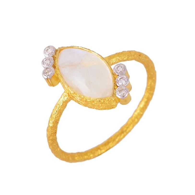 Natural Moonstone & Diamond Ring 18K gold For Sale 1