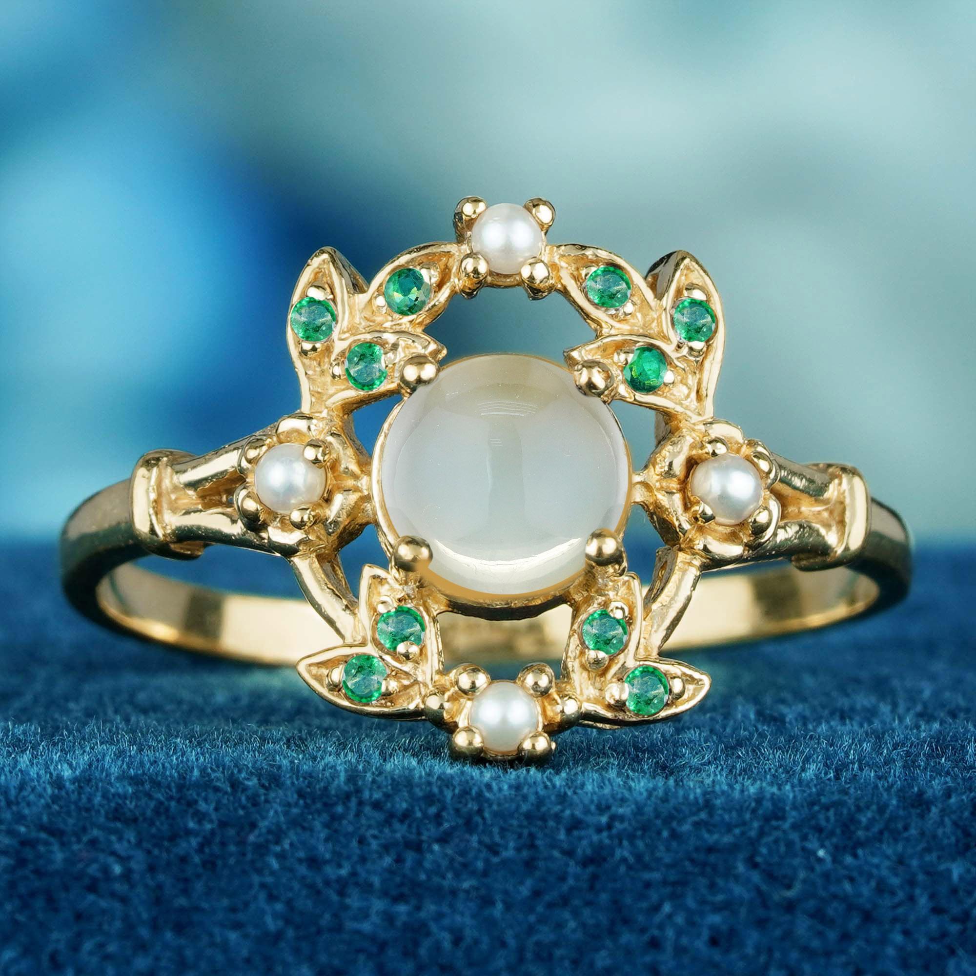 Découvrez la beauté enchanteresse de la bague de style vintage en or jaune 9 carats, pierre de lune naturelle, émeraude et diamant, une pièce étonnante qui allie la beauté éthérée à l'élégance intemporelle. 
L'éclat captivant de la pierre de lune,