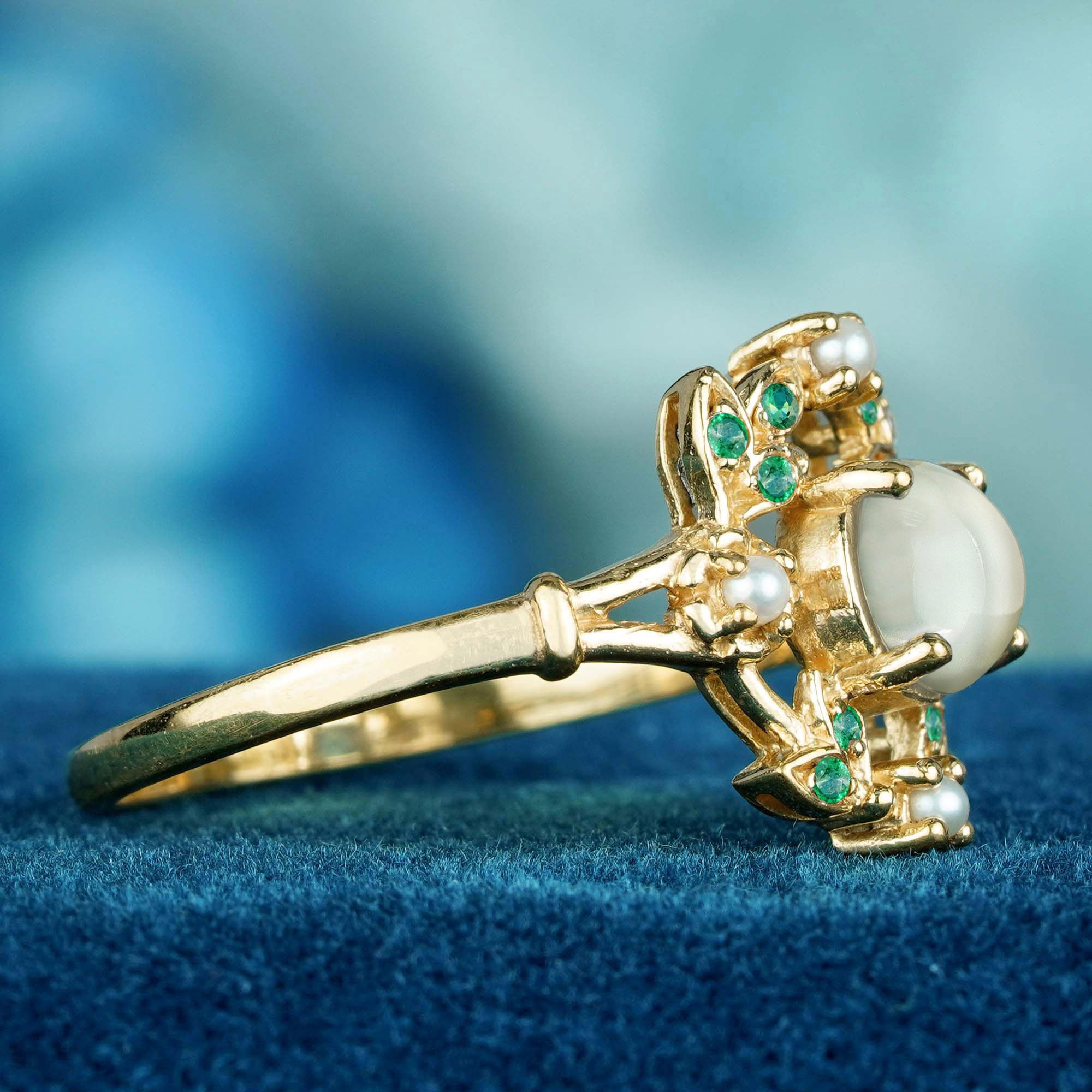 Taille cabochon Bague de style vintage en or jaune 9K, pierre de lune naturelle, émeraude et diamant en vente