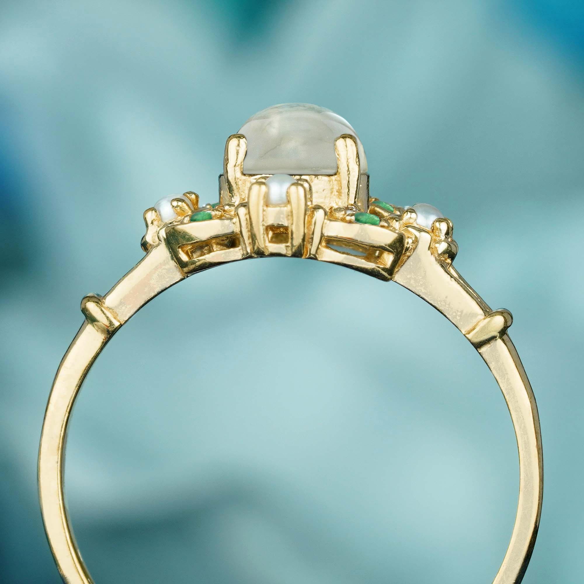 Bague de style vintage en or jaune 9K, pierre de lune naturelle, émeraude et diamant Neuf - En vente à Bangkok, TH