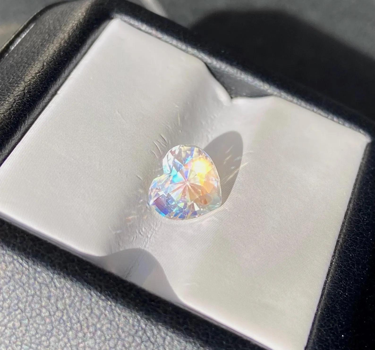 Pierre de lune Naturelle Pierre précieuse en vrac 2.01 ct., taille coeur, Certificat ! Madagascar ! en vente 1