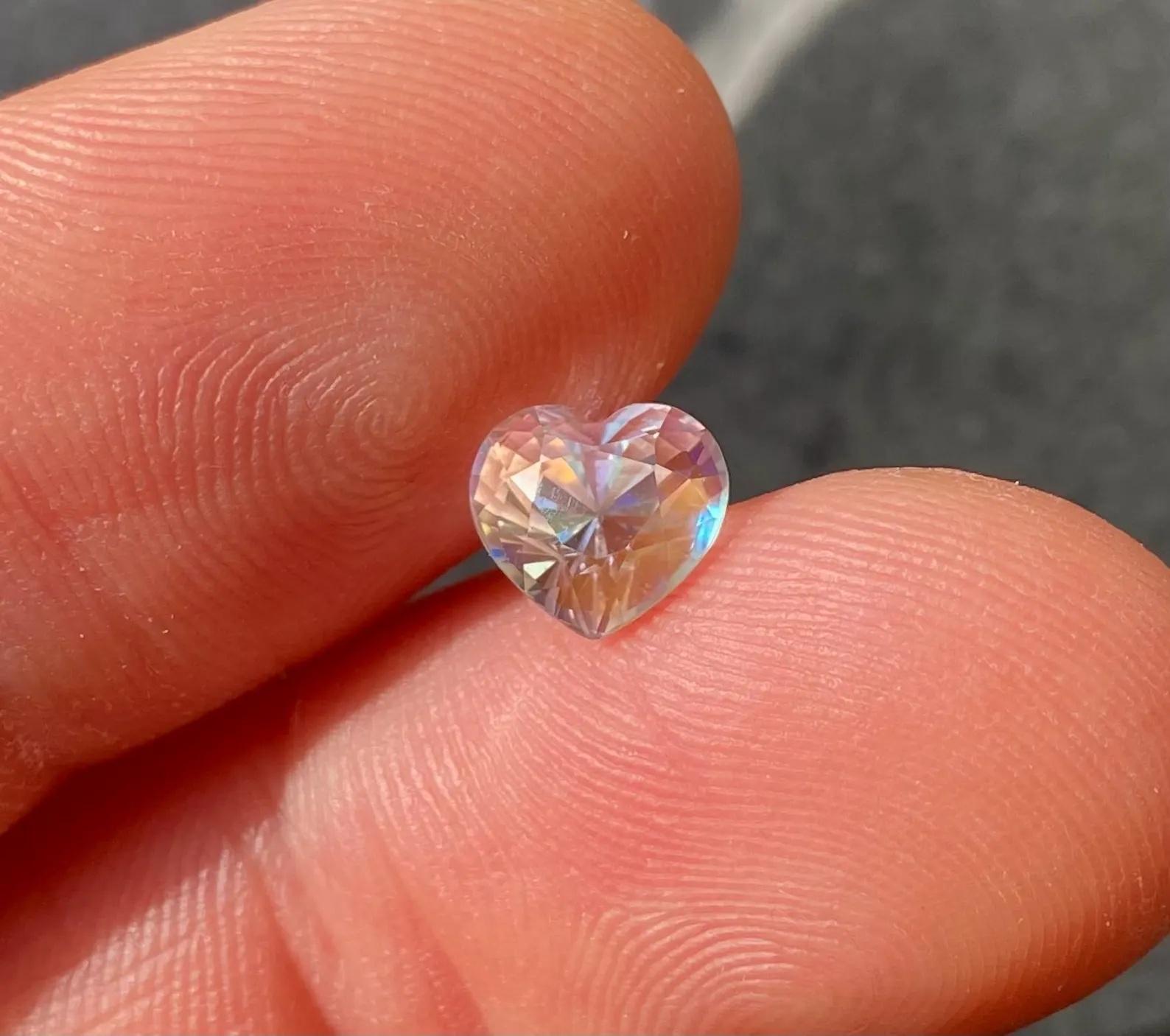 Pierre de lune Naturelle Pierre précieuse en vrac 2.01 ct., taille coeur, Certificat ! Madagascar ! en vente 3