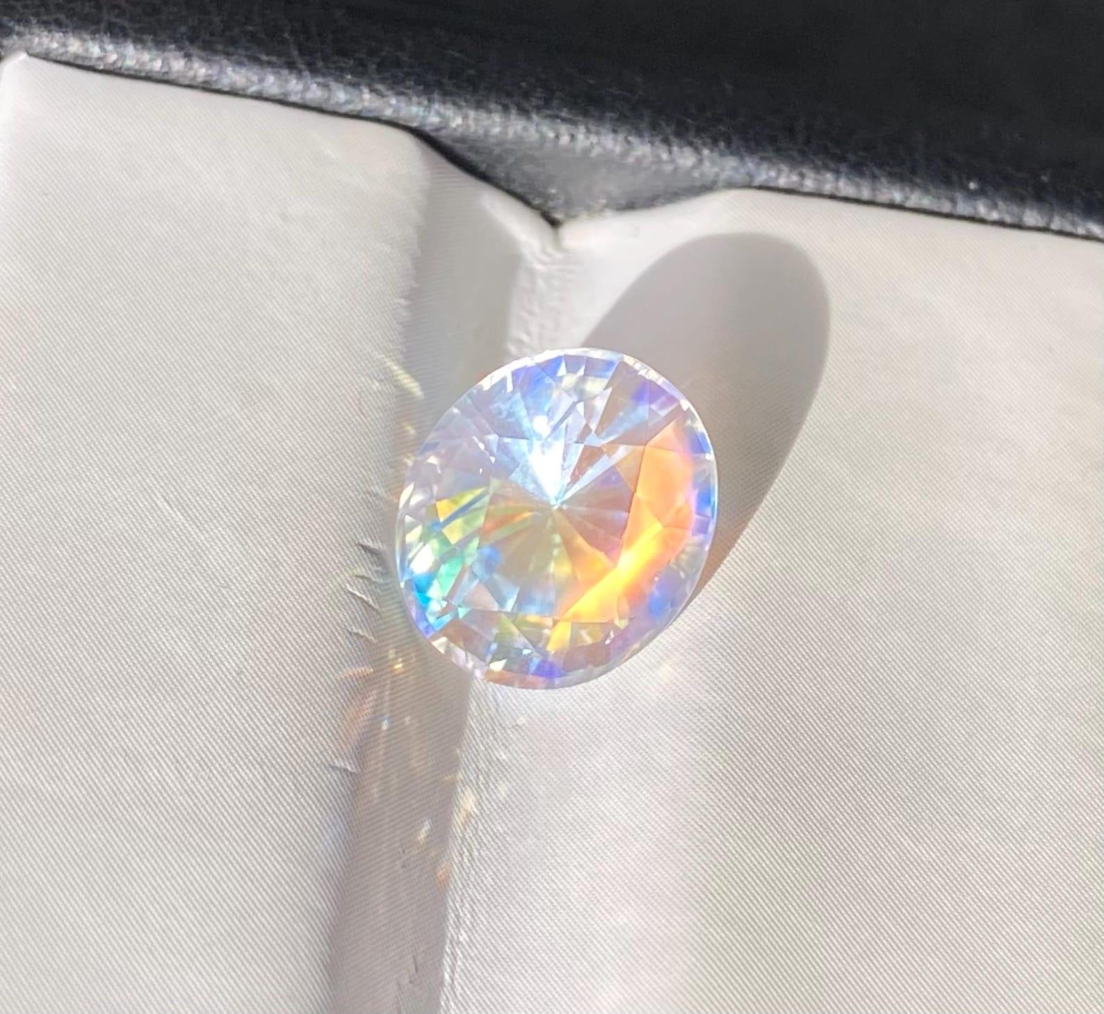 Natural Moonstone Loose gemstone 2.91 ct., Oval cut, Certificate! Madagascar! In New Condition For Sale In Daugavpils, LV