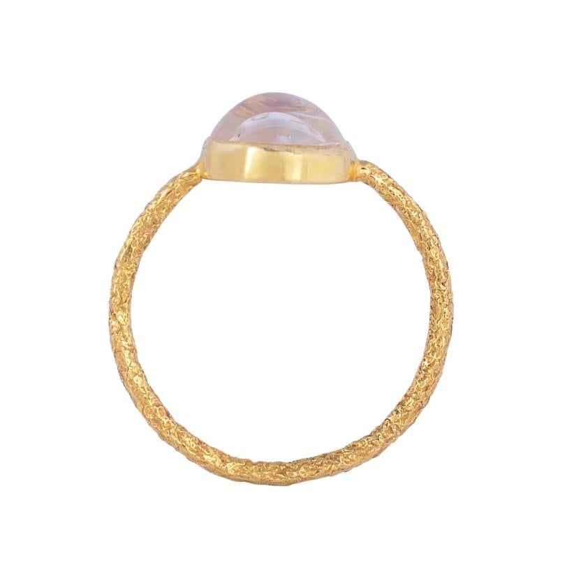 Dieser atemberaubende, handgefertigte, strukturierte Ring ist aus 18 Karat Gelbgold gefertigt und  Mondstein Edelstein. 

Spezifikationen

Abmessungen: Ring Größe- 7.25, Top- 9*7 MM
Bruttogewicht: 1.480 g
Gold Gewicht: 1.344 g
Gold Reinheit: 18K
