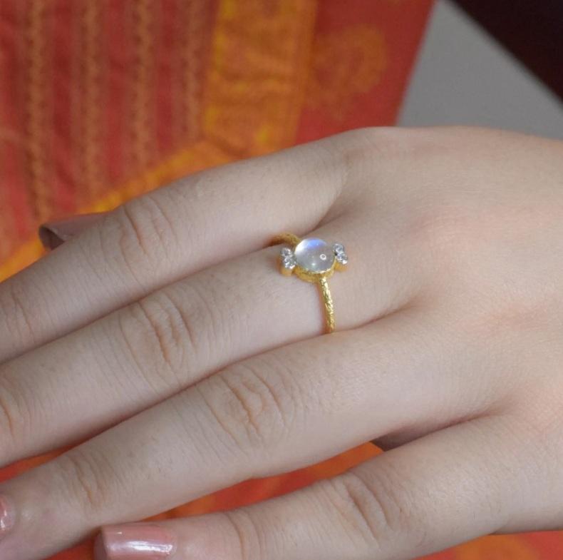 Anello con pietra di luna naturale in oro 18K in vendita 3