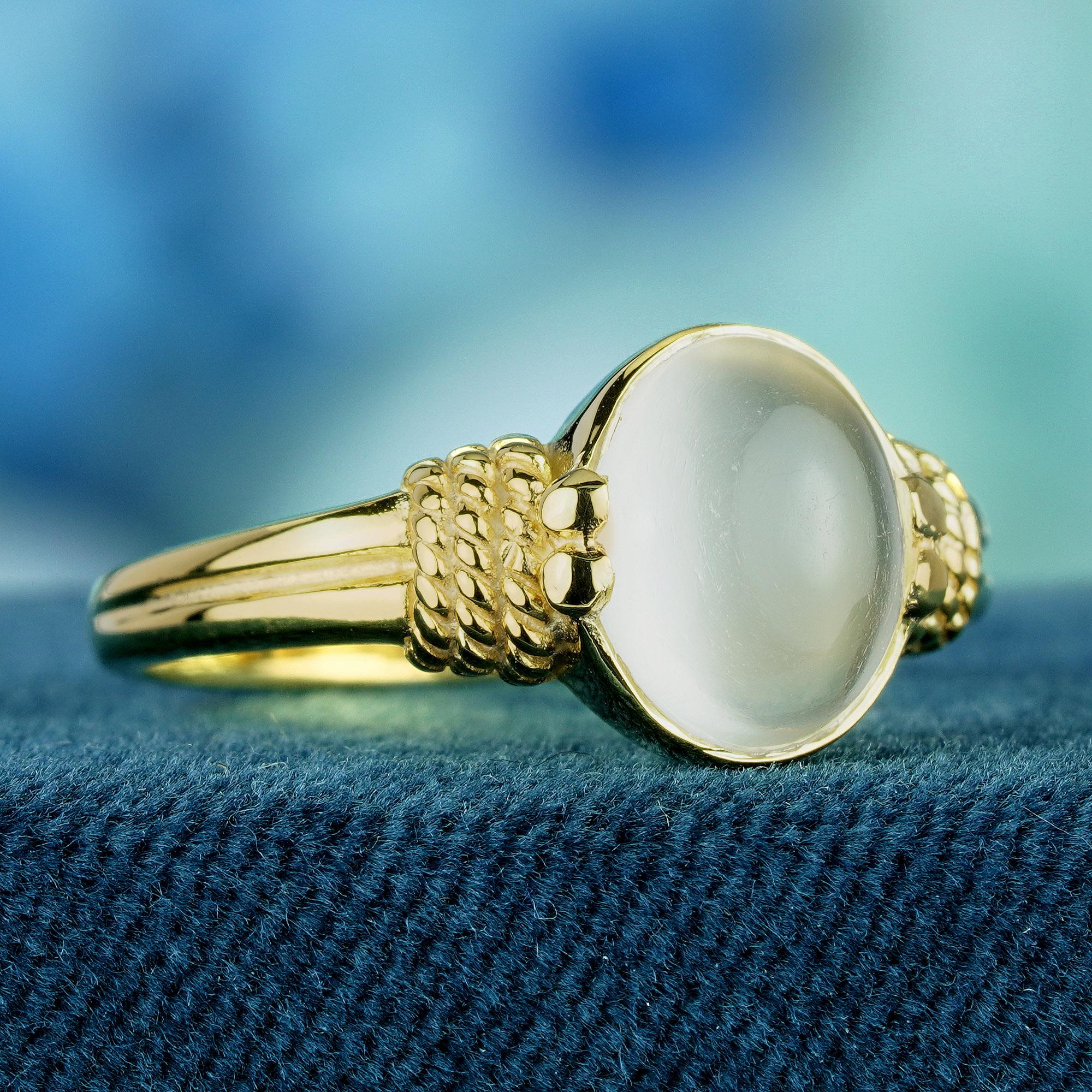 Enthüllen Sie Raffinesse mit unserem Mondstein-Seilschulterring im Vintage-Stil. Dieser Ring ist mit einem ovalen Mondstein auf einem Gelbgoldband verziert, das durch ein kunstvoll geschnitztes Seil an den Schultern akzentuiert wird. Er strahlt