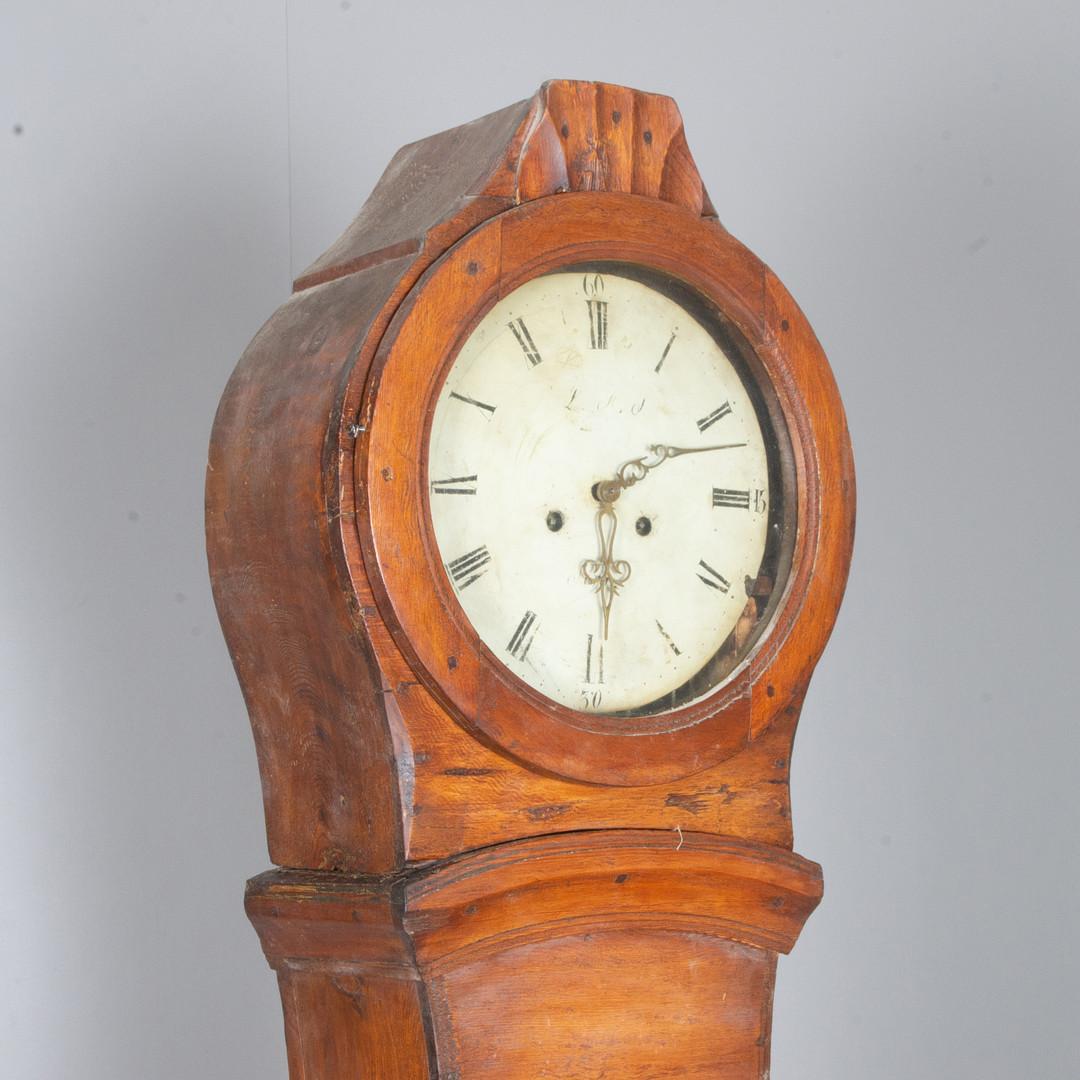 Super rare antique Swedish country Mora clock from early 1800s in natural wood finish with a great delicate shape body and a good face with lots of detail and nicely detailed hood in good condition. Measures: 203cm.

It has the Classic extended