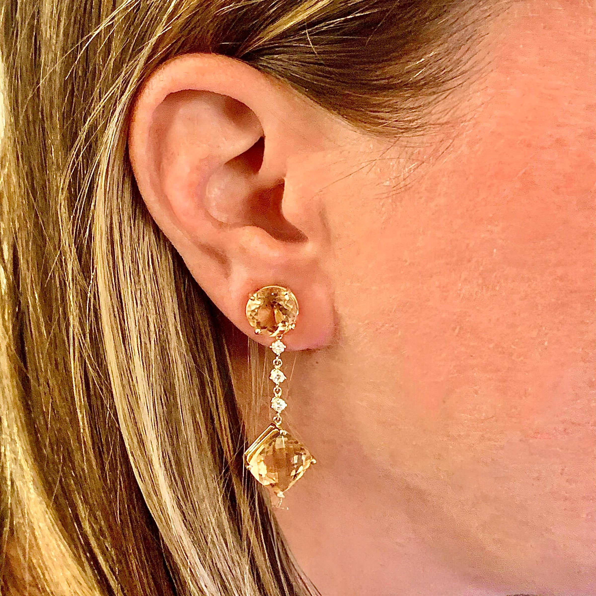 Orecchini su misura in Morganite naturale finemente sfaccettata e diamanti in oro giallo 14 carati con un peso totale di 10,1 carati.

Certificato $5,950 111536

Questo è un gioiello unico, personalizzato e affascinante!

Niente dice 