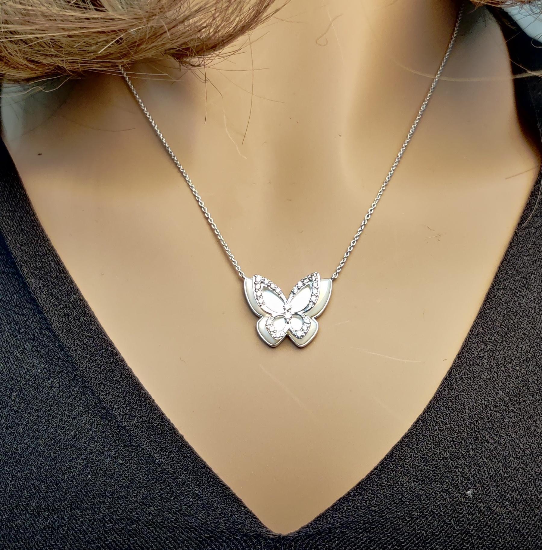 Round Cut Natural Mother of Pearl and White Diamond 4.65 Carat TW Gold Butterfly Necklace For Sale