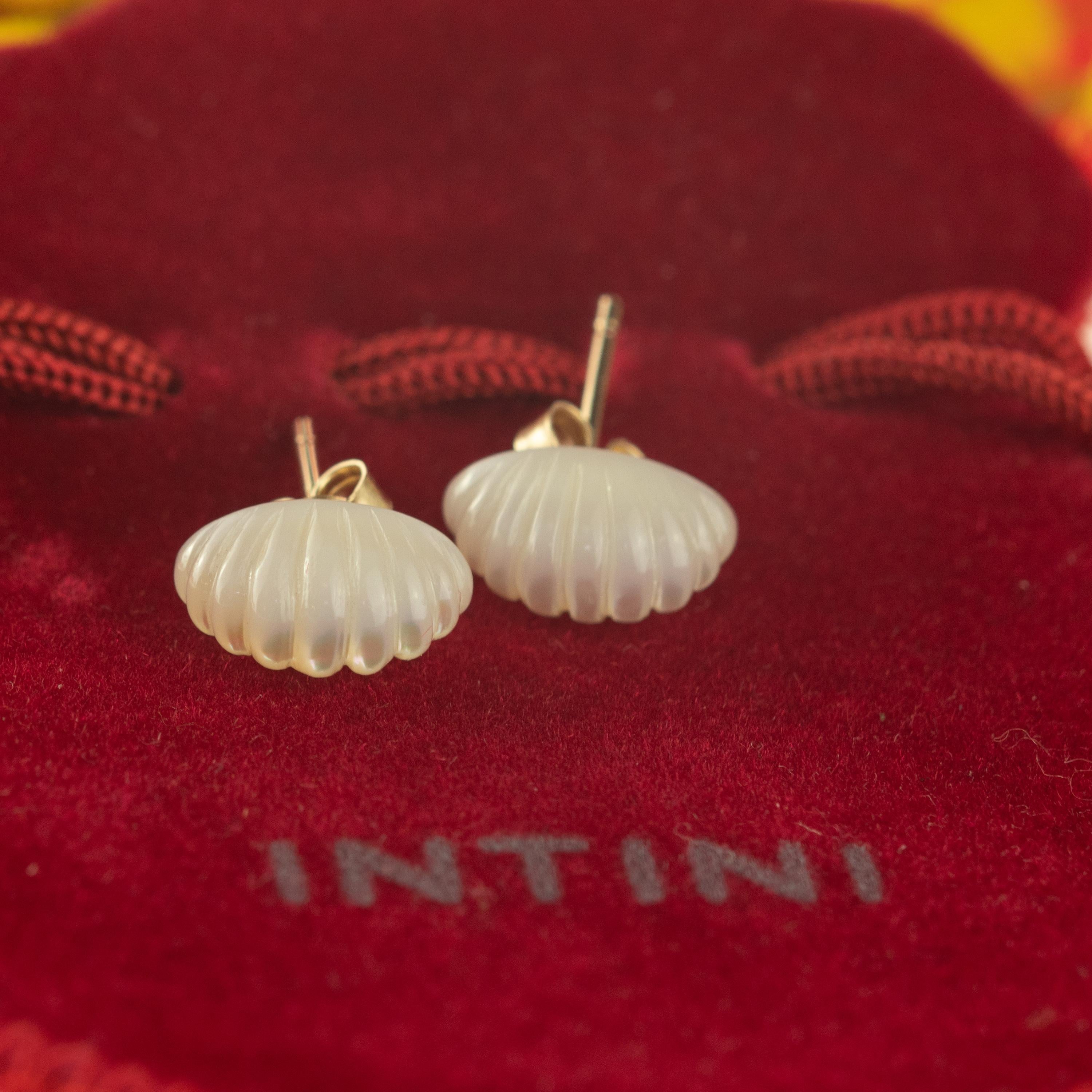 Natural Mother of Pearl Carved 9 Karat Gold Handmade Stud Handmade Earrings In New Condition For Sale In Milano, IT