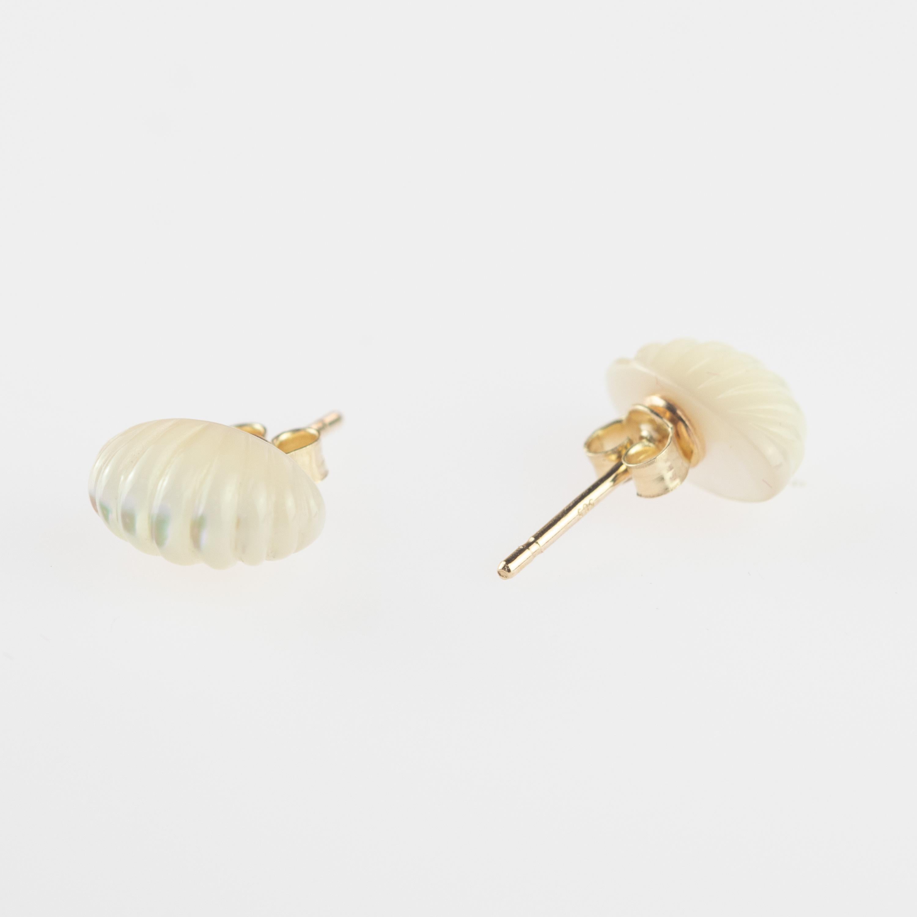 Natural Mother of Pearl Carved Gold Plate Handmade Stud Handmade Earrings In New Condition For Sale In Milano, IT