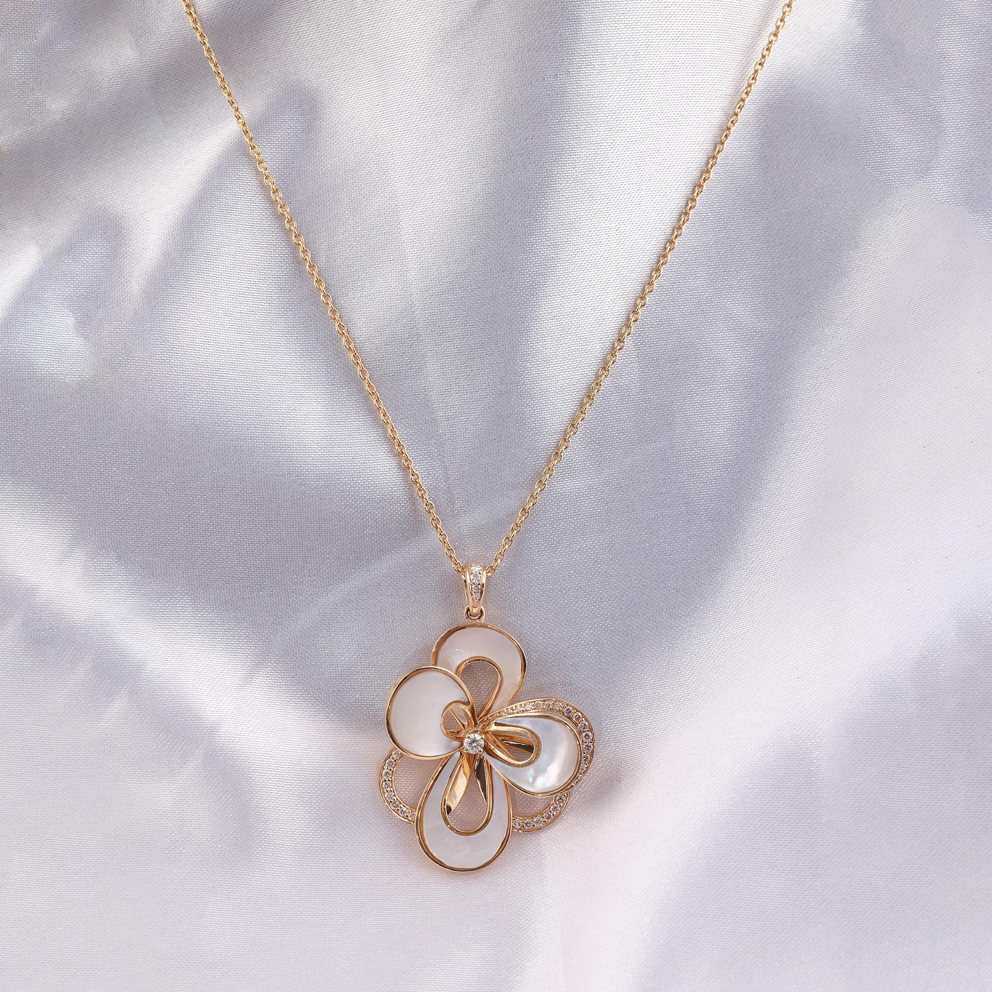 Contemporain Collier pendentif floral en or jaune 14 carats avec diamants en nacre naturelle en vente