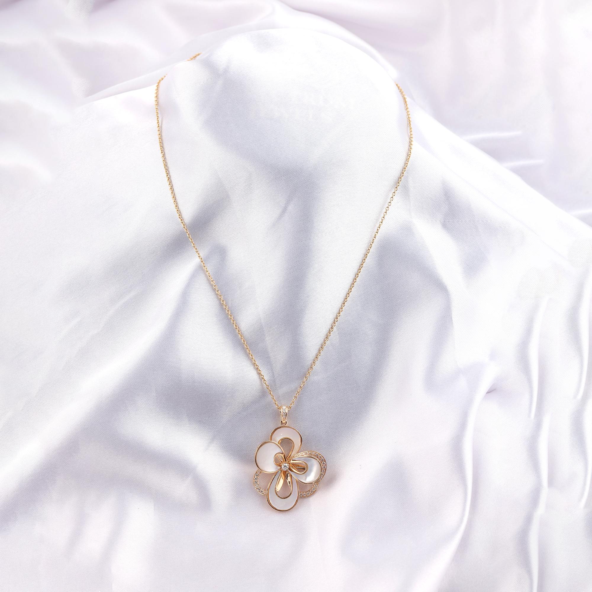 Collier pendentif floral en or jaune 14 carats avec diamants en nacre naturelle Pour femmes en vente