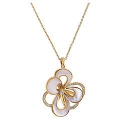 Collier pendentif floral en or jaune 14 carats avec diamants en nacre naturelle