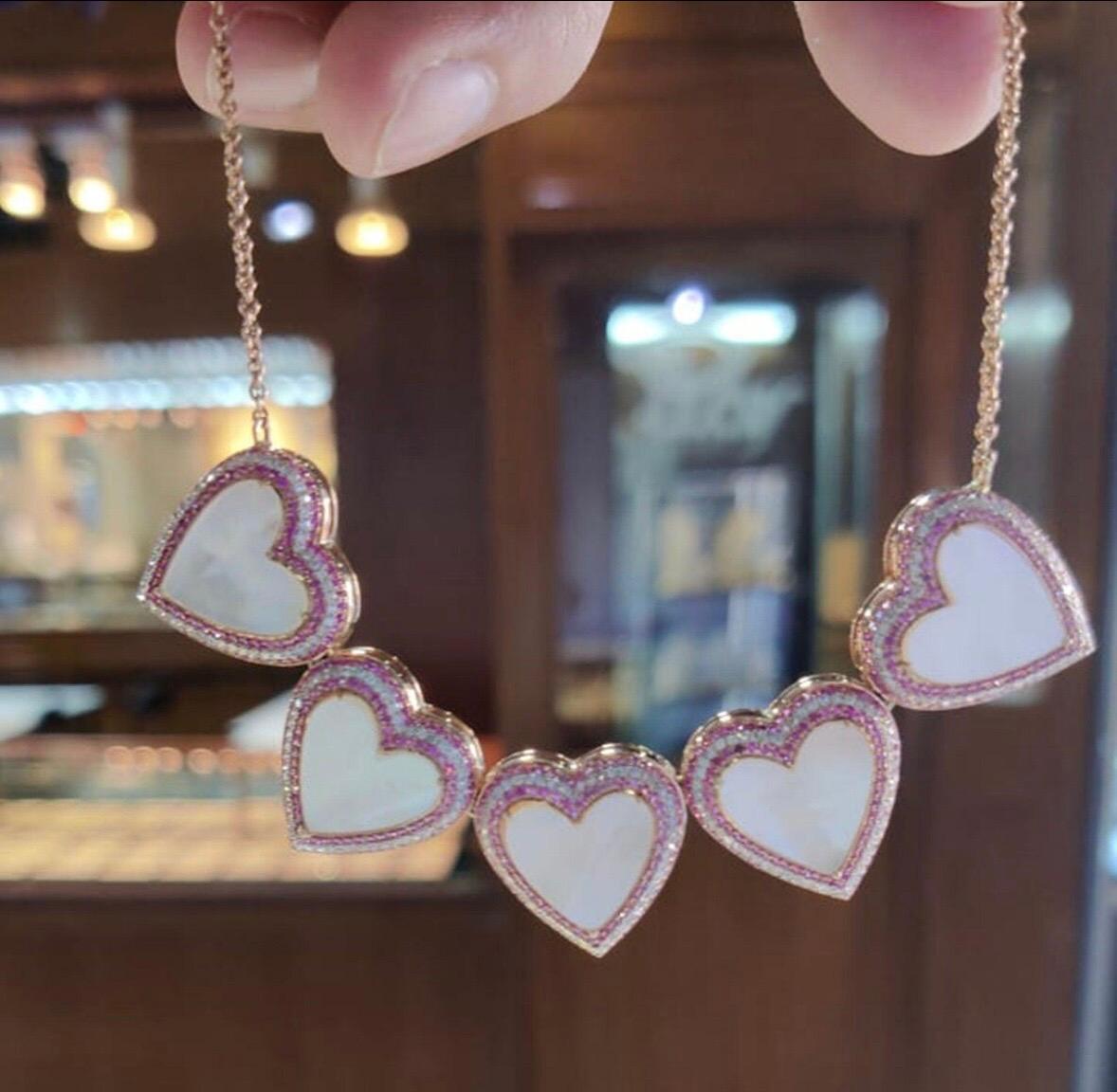 Taglio Asscher Naturale  Collana con cuore in madreperla e zaffiro rosa in oro 14 carati in vendita