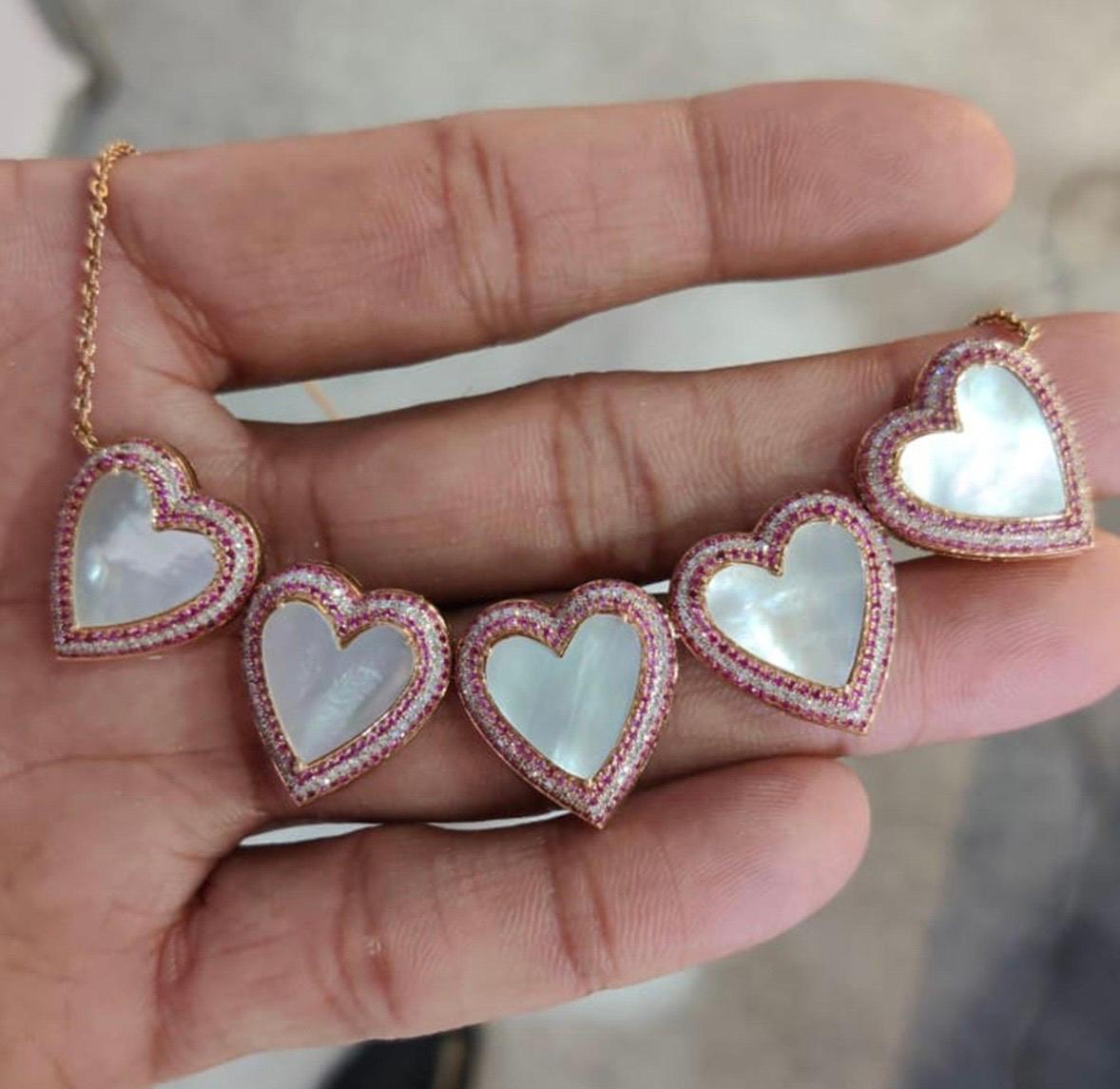 Naturale  Collana con cuore in madreperla e zaffiro rosa in oro 14 carati In condizioni Nuovo in vendita a jaipur, IN