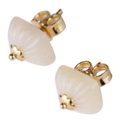 Clous d
oreilles à fleurs en or 18 carats avec cabochon carré en nacre naturelle