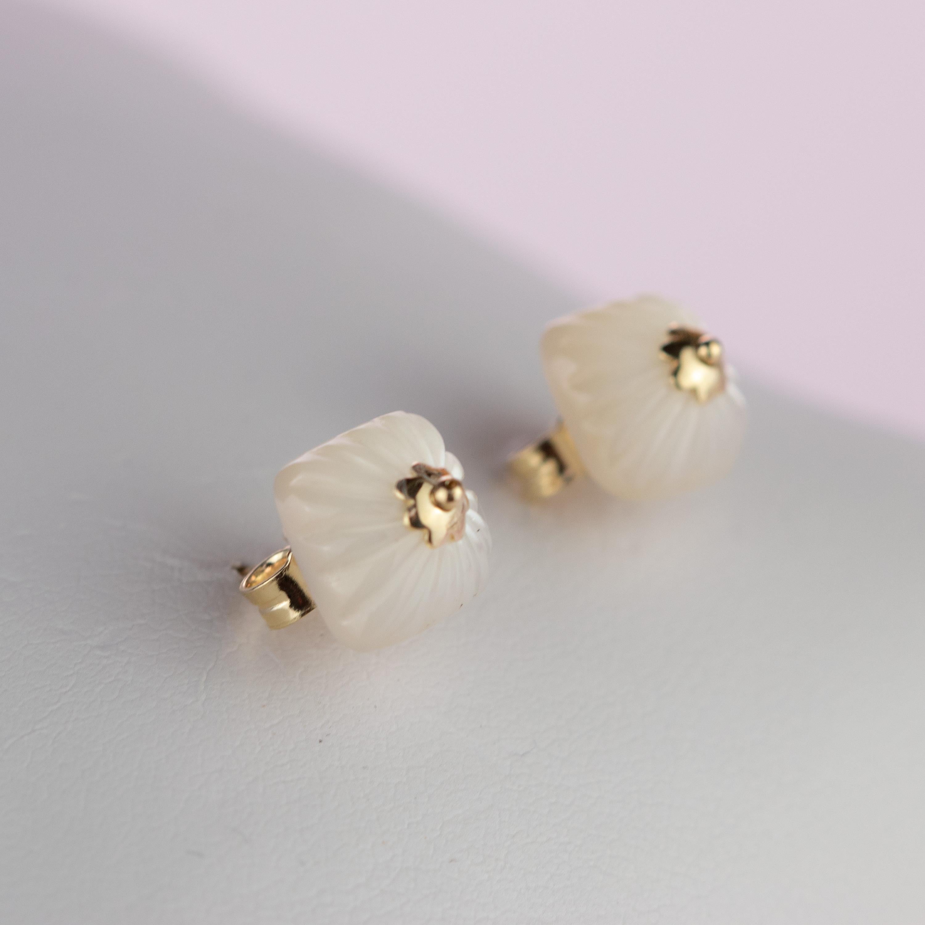 Natural Mother of Pearl Square Cabochon 18 Karat Gold Flower Stud Earrings In New Condition For Sale In Milano, IT