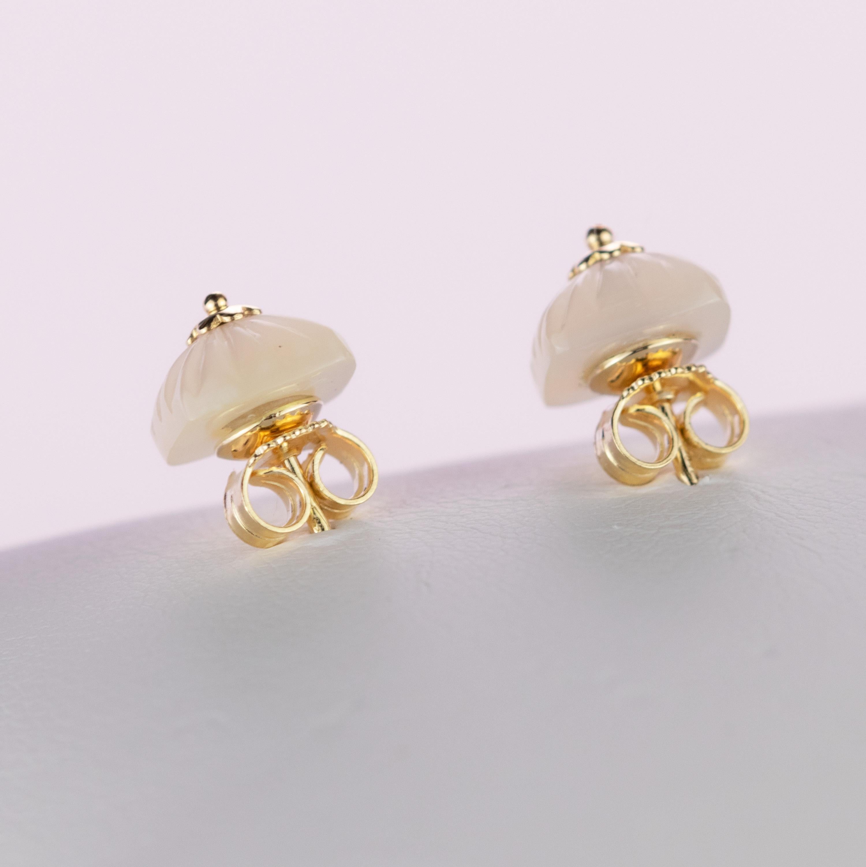 Natural Mother of Pearl Square Cabochon 18 Karat Gold Flower Stud Earrings For Sale 3