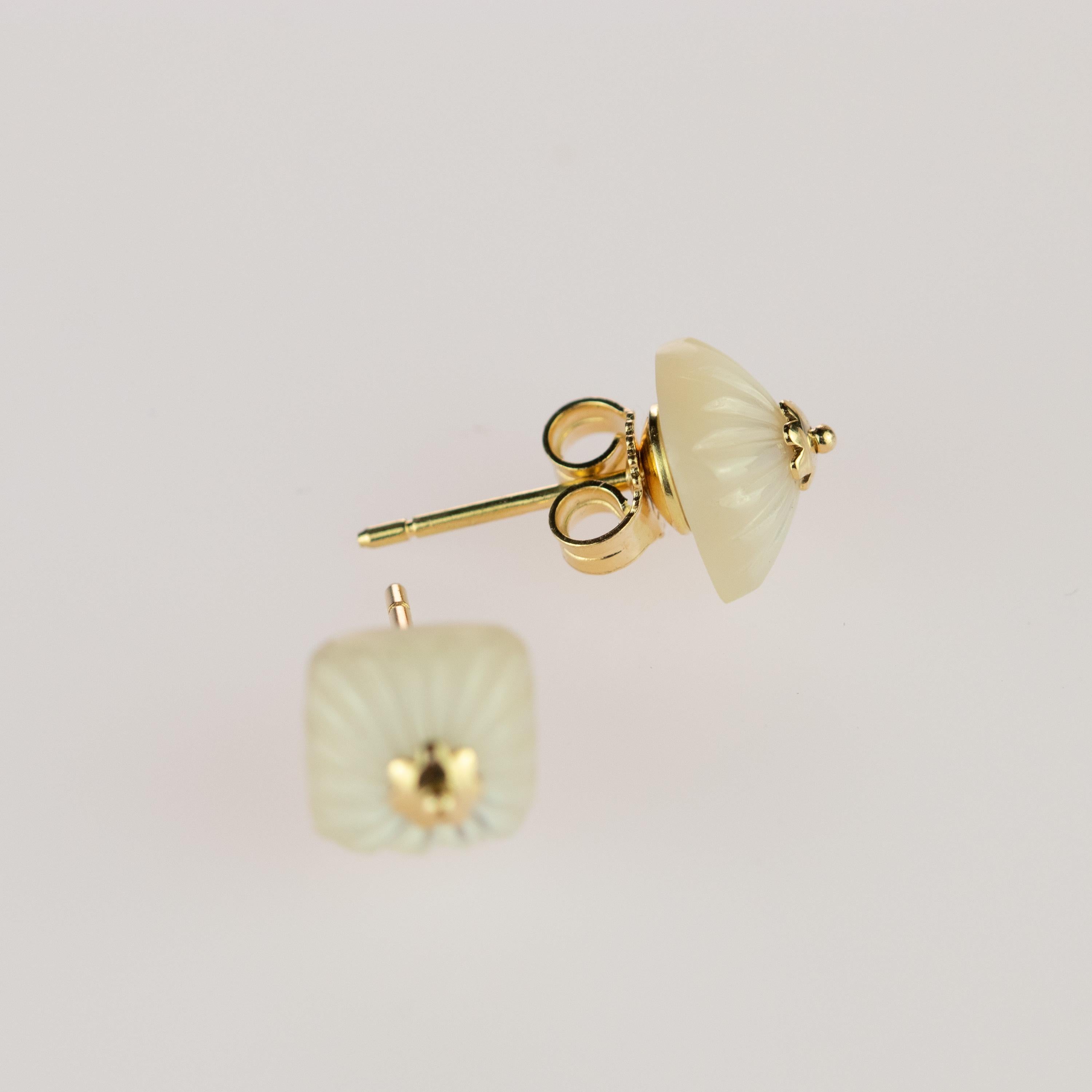 Natural Mother of Pearl Square Cabochon 18 Karat Gold Flower Stud Earrings For Sale 5