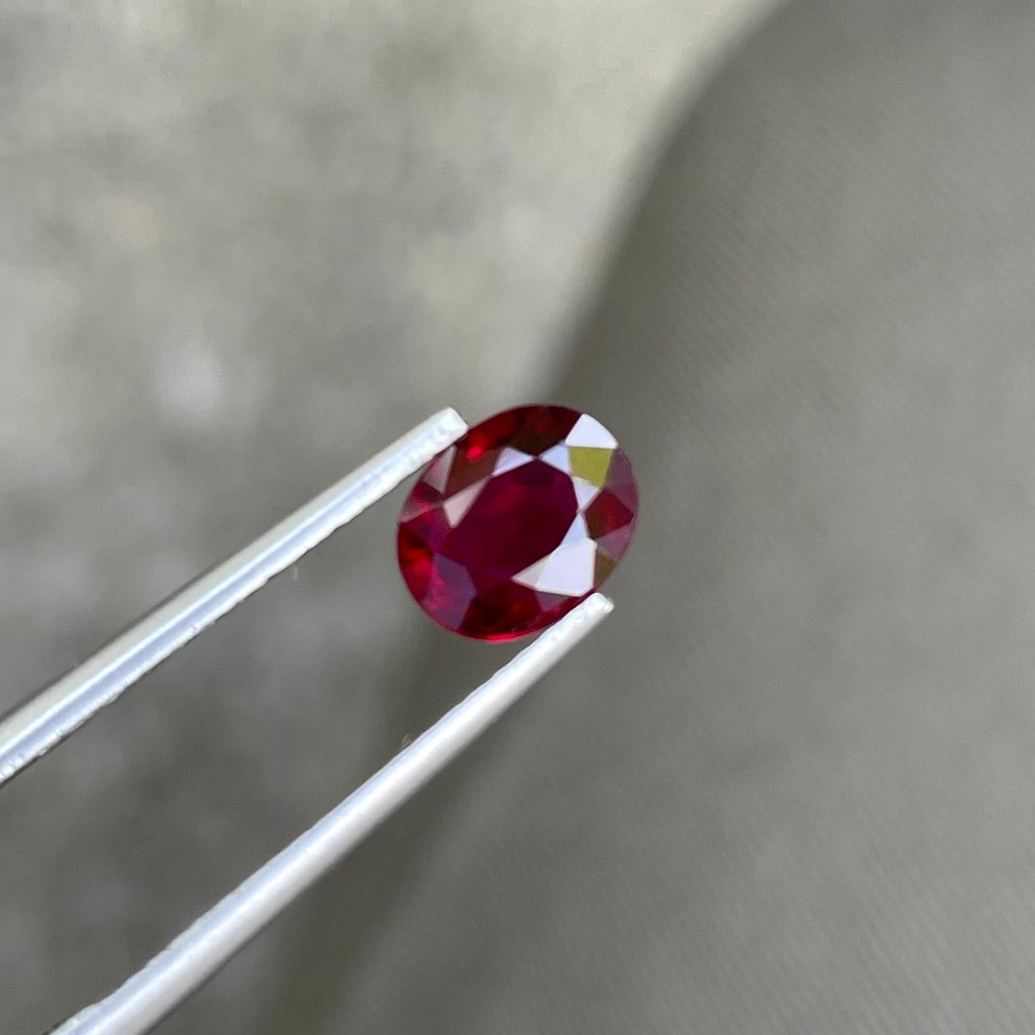 Natürlicher Mosambik roter loser Rubinstein 0,85 Karat Oval geformter Edelstein (Moderne)