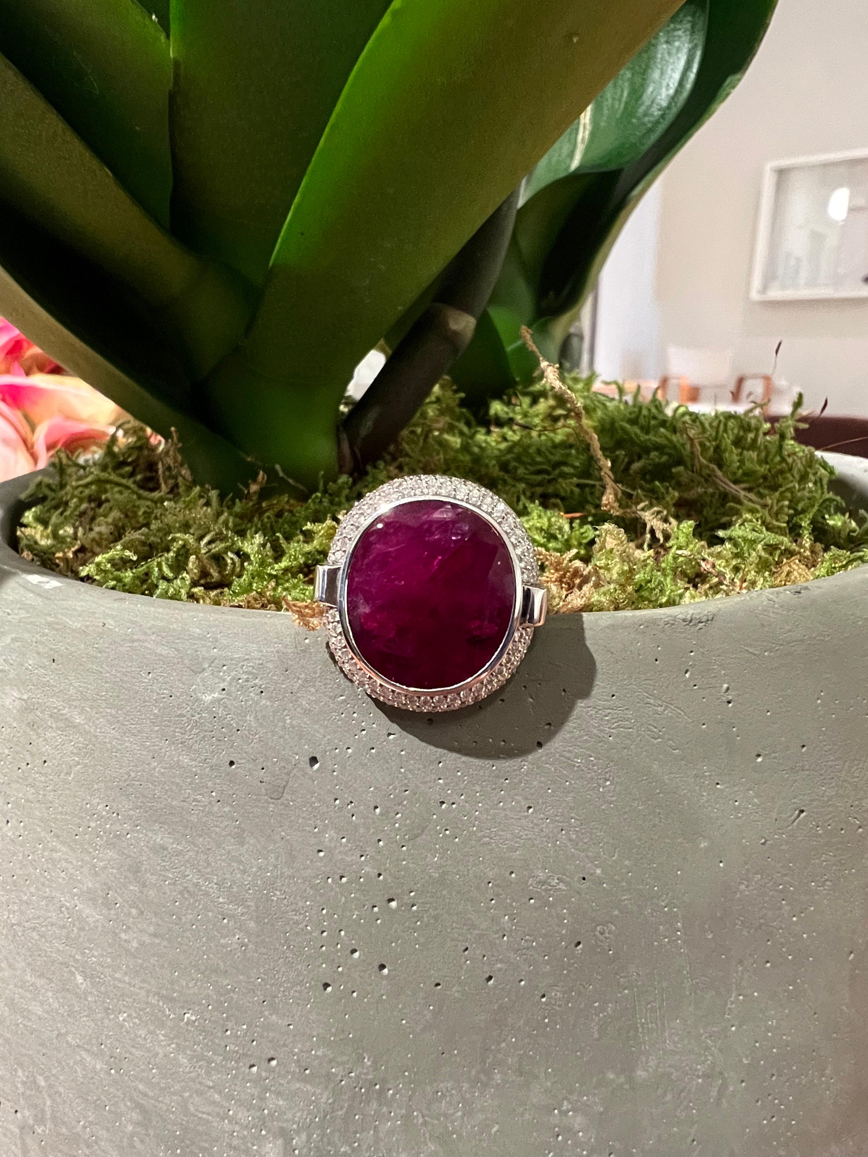 Der natürliche, unbehandelte, ovale Mosambik-Rubin im Mischschliff dieses eleganten Rings aus Diamant und 18 Karat Weißgold wiegt 10,48 Karat. Der farbenprächtige Rubin ist von einem Halo aus farblosen Diamanten umgeben, die einen schönen Kontrast