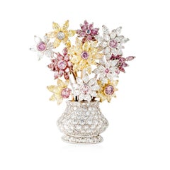 Broche de cesta de flores de platino con diamantes naturales multicolores