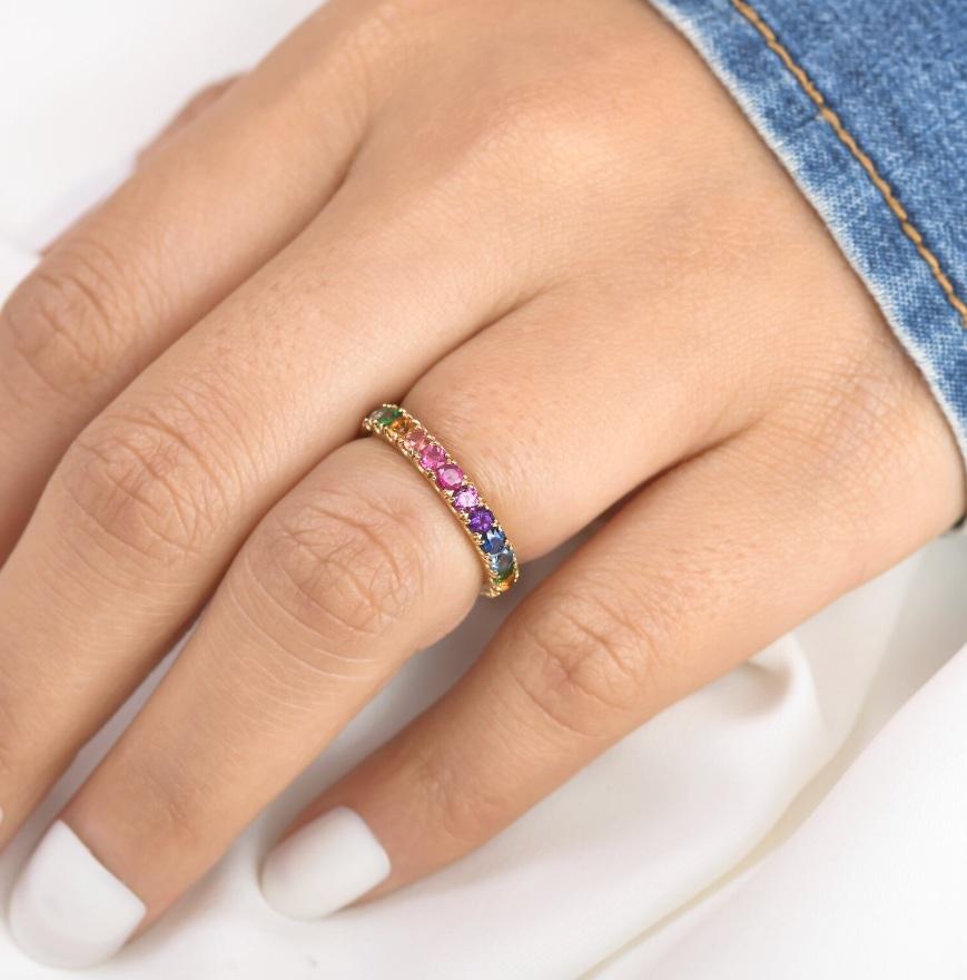 Donna Anello con zaffiro naturale multicolore in oro 14k in vendita