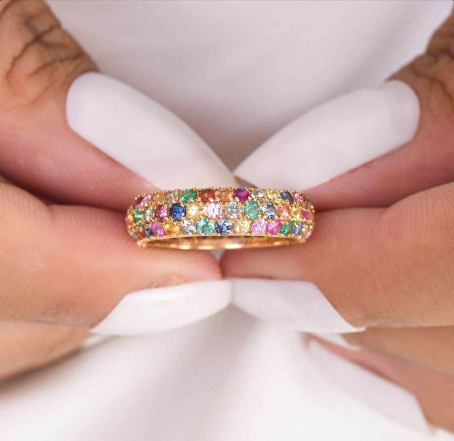 Donna Anello con zaffiro naturale multicolore in oro 18k in vendita