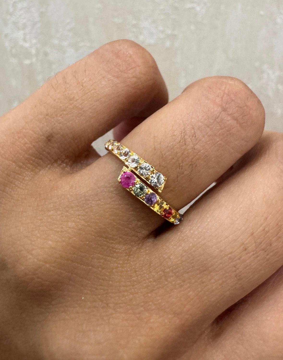 Ring aus 18 Karat Gold mit natürlichem, mehrfarbigem Saphir 0,67 Karat (Gemischter Schliff) im Angebot