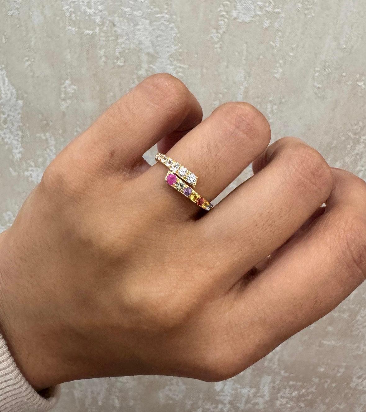 Ring aus 18 Karat Gold mit natürlichem, mehrfarbigem Saphir 0,67 Karat im Zustand „Neu“ im Angebot in jaipur, IN