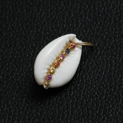 Pendentif en or jaune massif 14 carats orné d'un saphir naturel multicolore et d'un coquillage