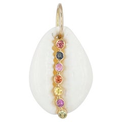 Pendentif en or jaune massif 14 carats orné d'un saphir naturel multicolore et d'un coquillage