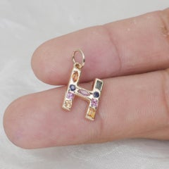 Anhänger mit natürlichem Multi-Saphir in Form des Buchstabens „H“ – Anhänger mit dem Initial „H“ aus massivem 14-karätigem Gelbgold