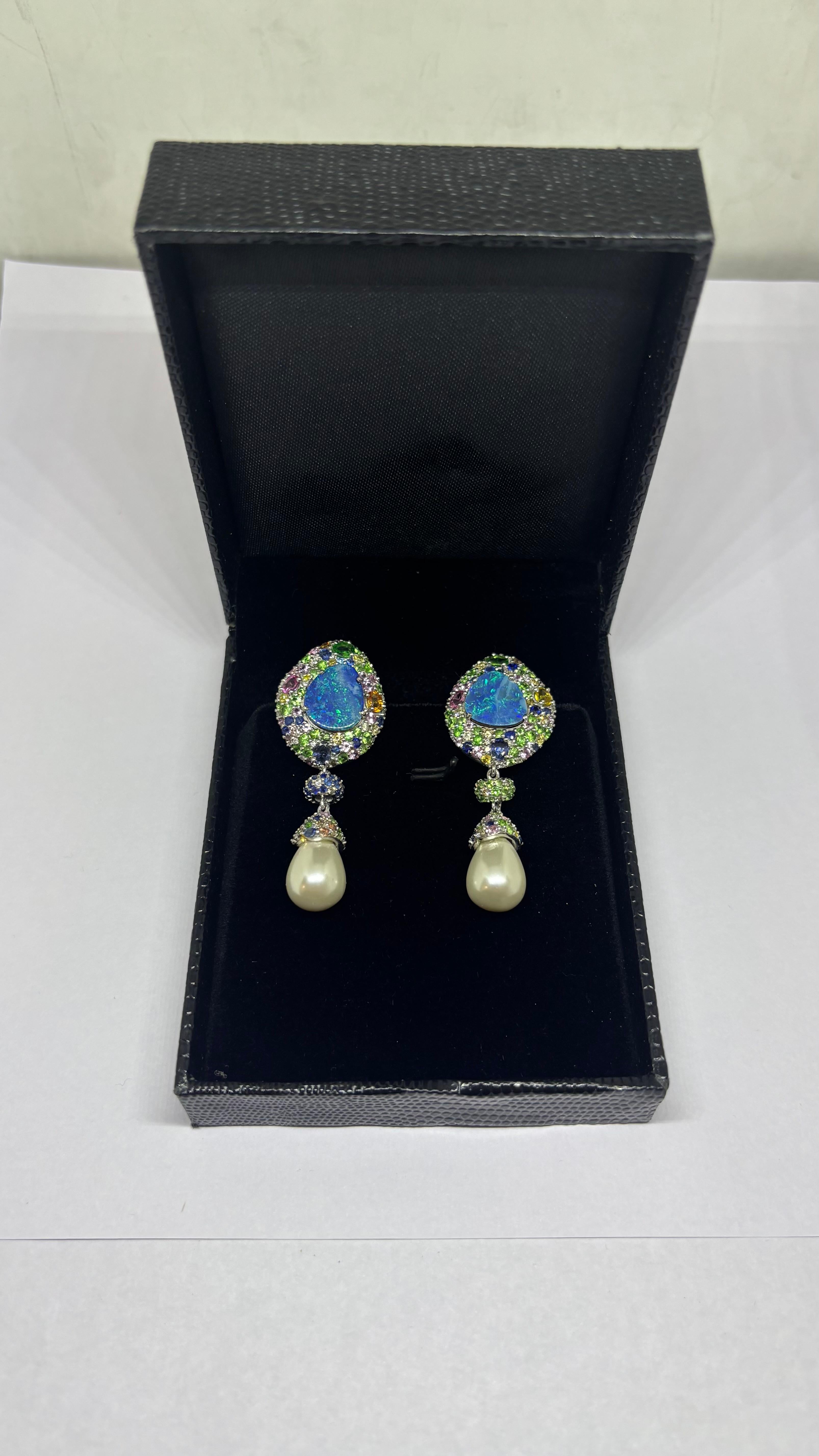 Gw=19.780gm
Nw= 13.288gm
Multi sapphire = 7.15cts
Opal=5.52cts
Diamond = 1.75cts 
Pearl= 18.00cts
 
Follow us on Insta ( divineJewellerylounge) 