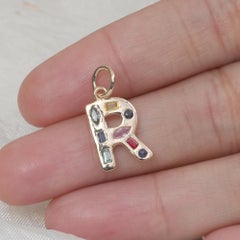 Pendentif « R » en saphirs naturels assortis, en or jaune massif 14 carats, collection Rainbow Jewelry