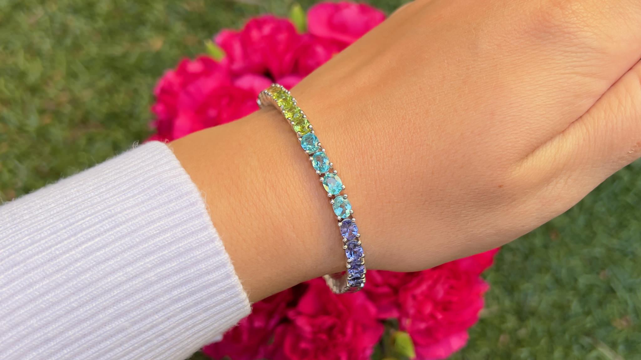 Viene fornito con la valutazione GIA GG/AJP
Pietre naturali: Ametista, Peridoto, Citrino, Tanzanite, Granato, Granato di Rodolite, Apatite, Opale
Numero di pietre: 35
Taglio = ovale
Metallo: Argento massiccio
Placcato in rodio
Dimensioni del